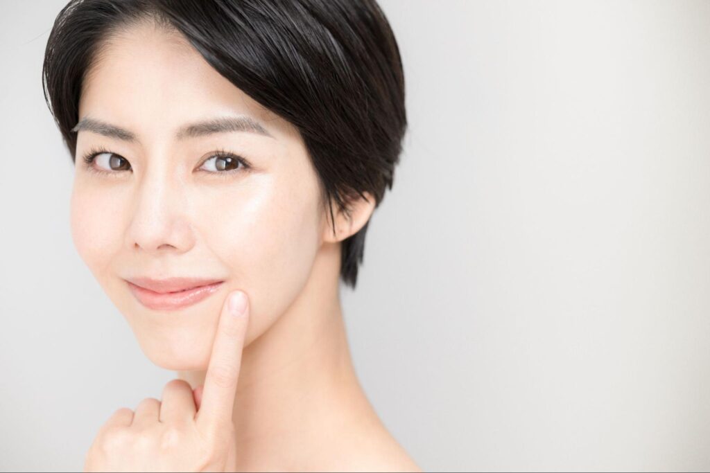 頬を触る女性