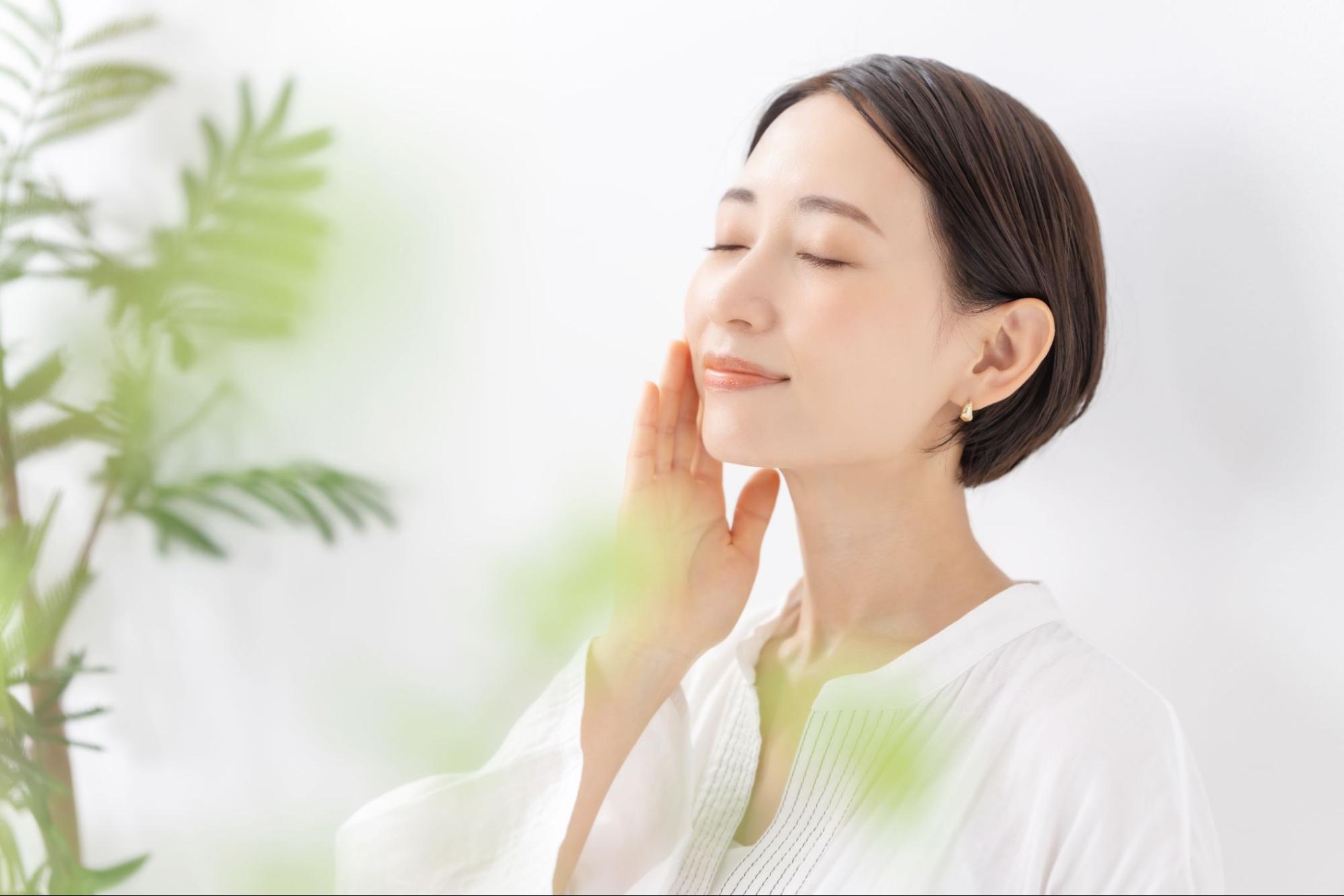 頬を触る女性